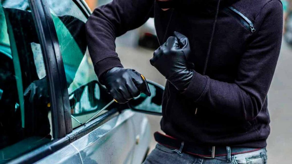 La gendarmerie lance l’alerte : les automobilistes doivent vérifier le sol avant de monter en voiture