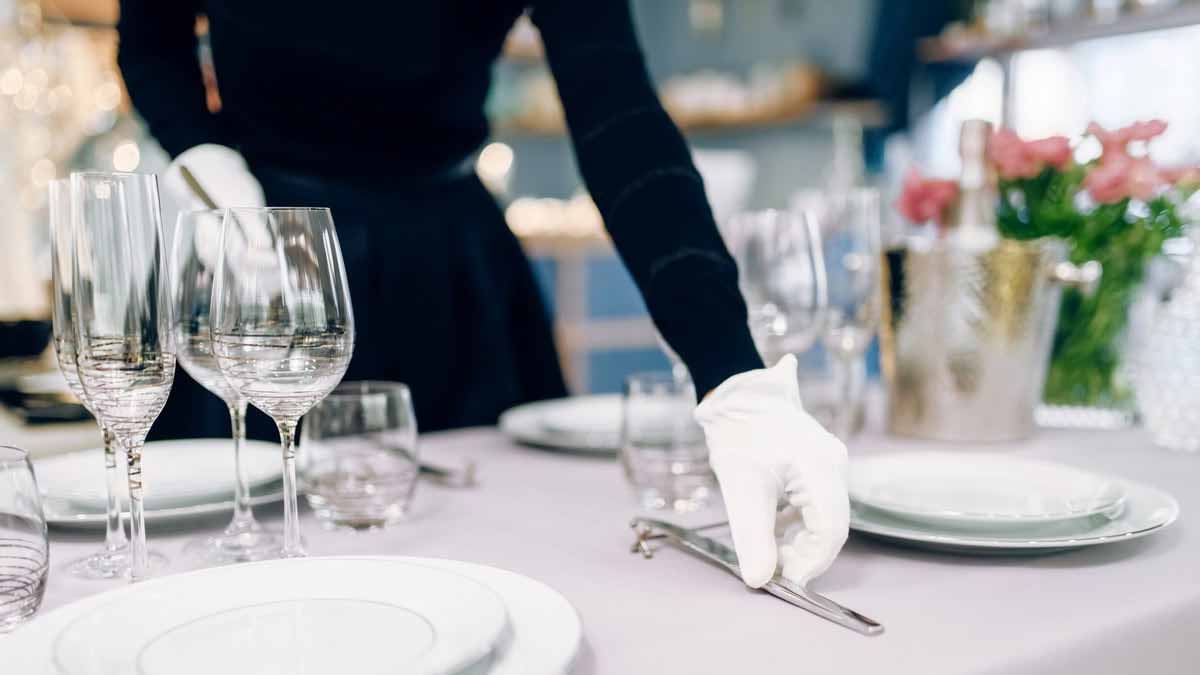 Que révèle le fait d’aider les serveurs à débarrasser la table au restaurant, selon la psychologie ?