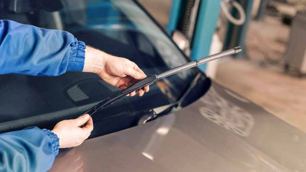 Les automobilistes découvrent leurs essuie-glaces relevés et comprennent « ce n’est pas un jeu, c’est une menace directe contre nous » une alerte terrifiante qui sème la peur