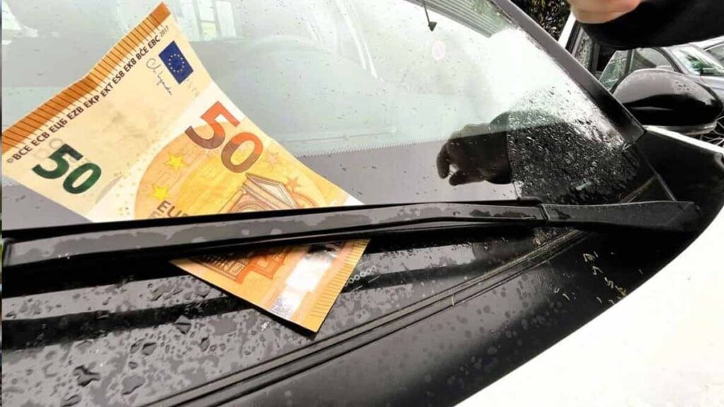 Automobilistes : si vous trouvez un billet de 50 € sur votre pare-brise, ne le touchez pas, voici pourquoi