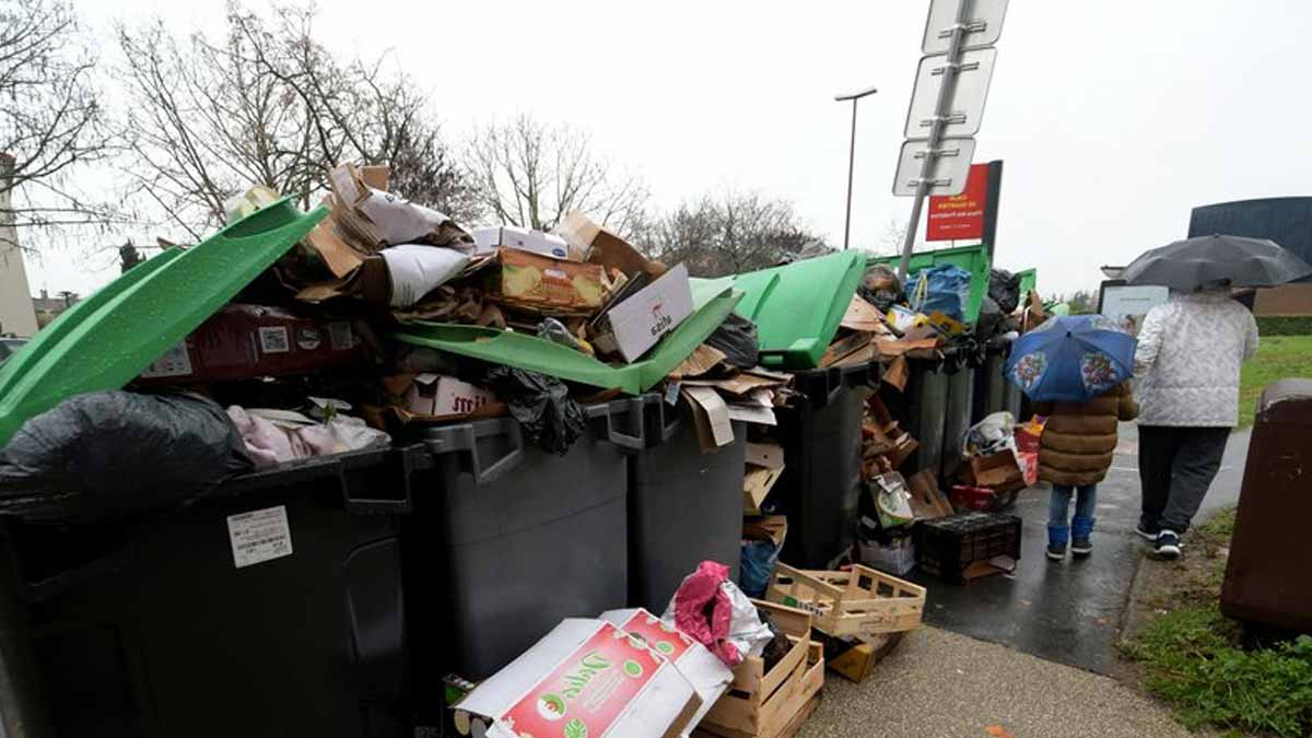Dans cette collectivité, des agents inspectent les poubelles et ne ramassent plus celles où le tri des déchets est mal fait