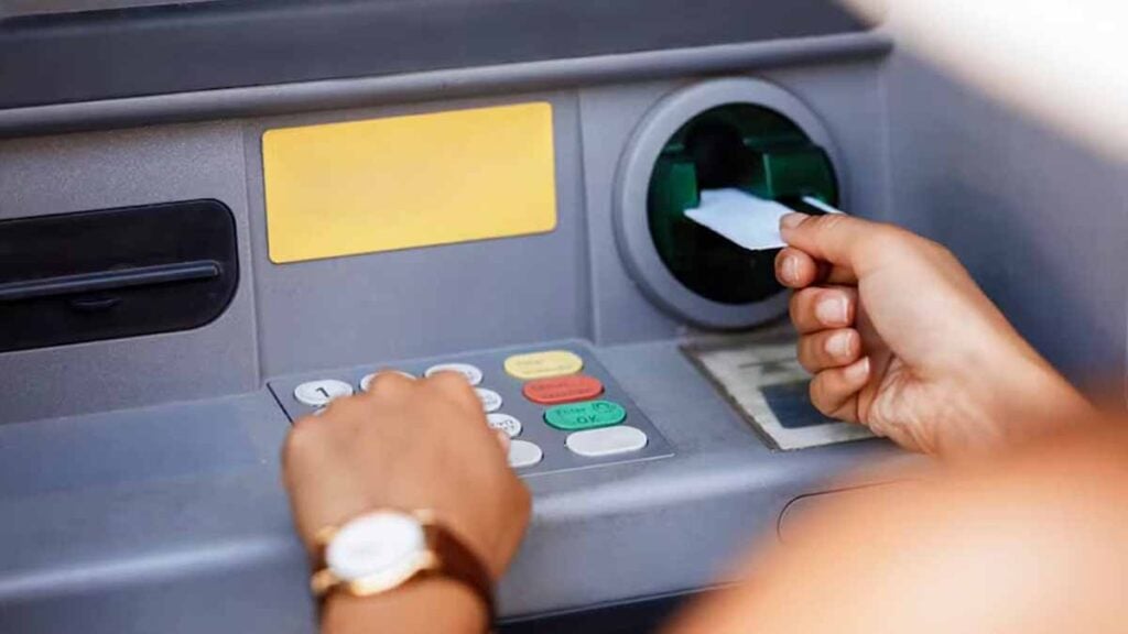 Distributeurs de billets : la touche à ne surtout pas ignorer lors des retraits pour éviter les arnaques