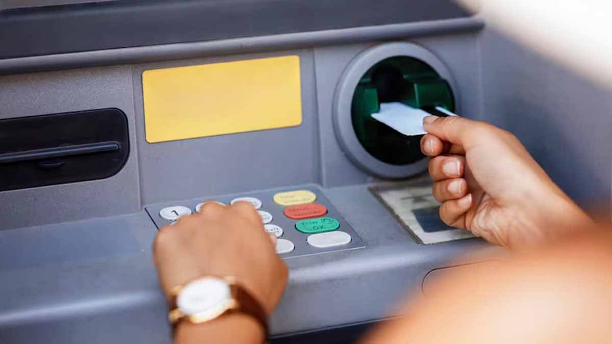 Distributeurs de billets : la touche à ne surtout pas ignorer lors des retraits pour éviter les arnaques