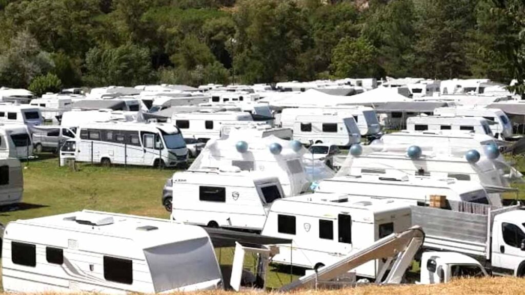 Gens du voyage contraints de fuir en pleine nuit, enfants en pleurs à l’arrière des véhicules