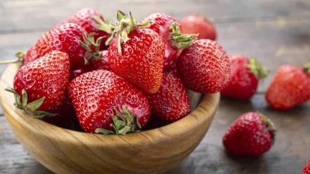 Ni au frigo ni la coupe à fruits : l’endroit secret pour conserver les fraises sans qu’elles pourrissent