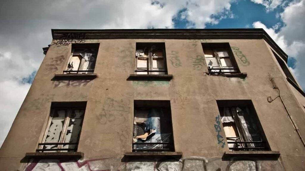 « Madame, vous n’êtes plus chez vous » : son immeuble est squatté depuis 2 ans et la préfecture refuse d’agir