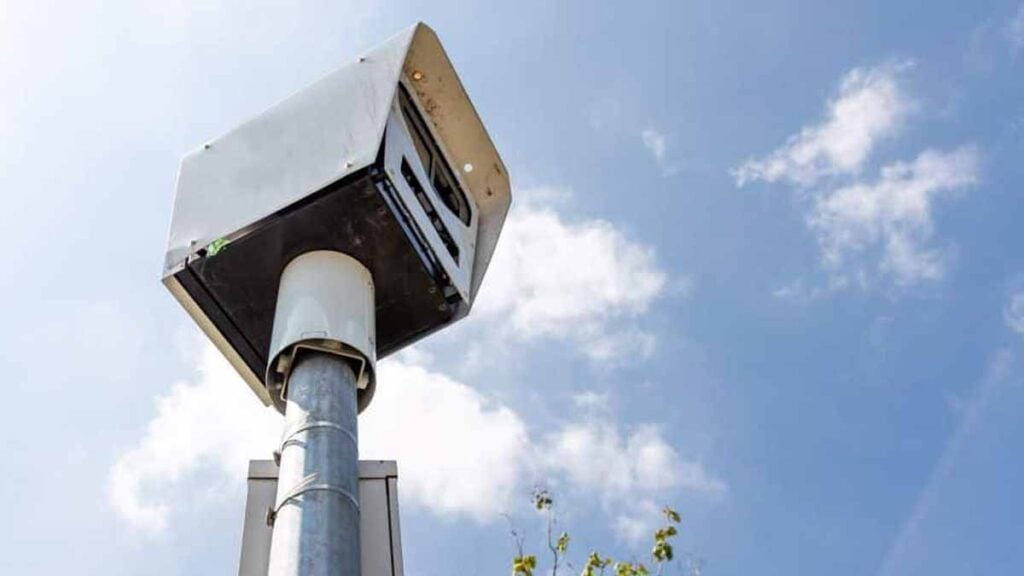 Ce nouveau radar ultra-performant débarque sur les routes en France : il flashe même sans excès de vitesse…