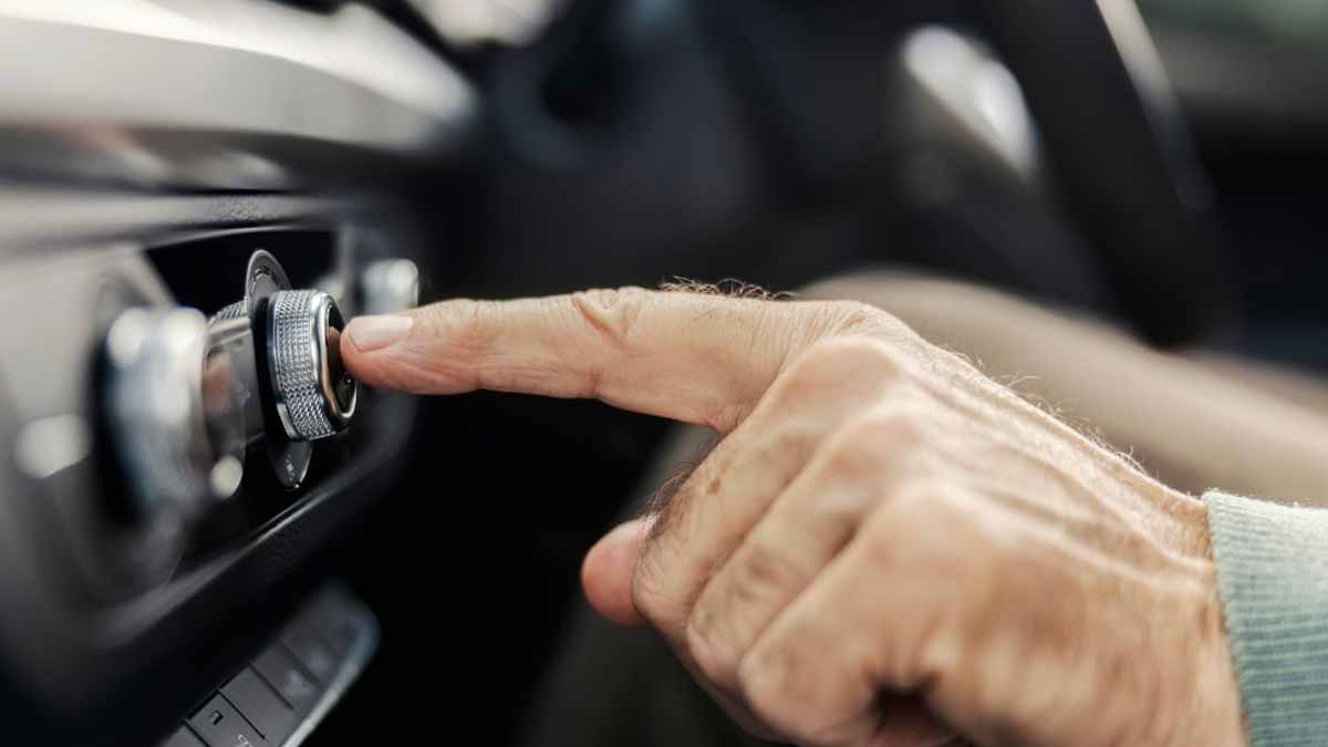 La radio dans les voitures, c’est terminé : mauvaise nouvelle pour les automobilistes français, une décision justifiée par « une conduite plus sûre »