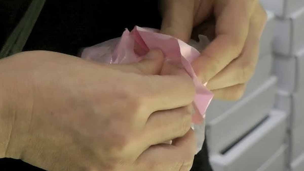 Incommodés par une odeur provenant de la chambre de leur fils, ils appellent les gendarmes qui découvrent une panoplie de drogues