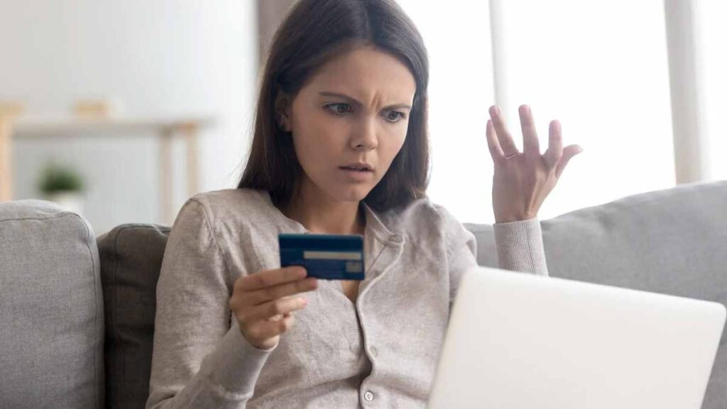 Cette arnaque à la carte bancaire prend de l’ampleur en France, la gendarmerie sonne l’alerte