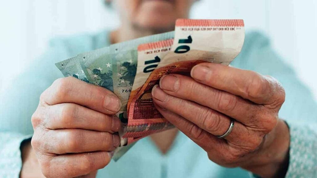 La pension de millions de retraités de la classe moyenne chutera en 2026 — voici qui sera touché