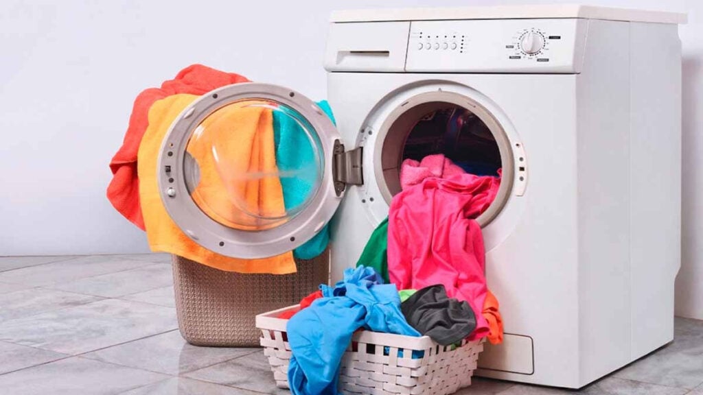Machine à laver : Peu de personnes connaissent cette astuce secrète pour avoir un linge plus propre et plus doux