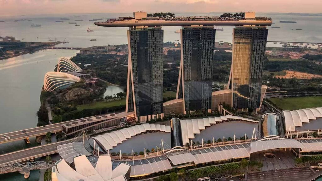 À Singapour, le luxe, ce n’est pas d’avoir une Ferrari ou une Lamborghini. Le vrai luxe, c’est déjà posséder une voiture, même pourrie