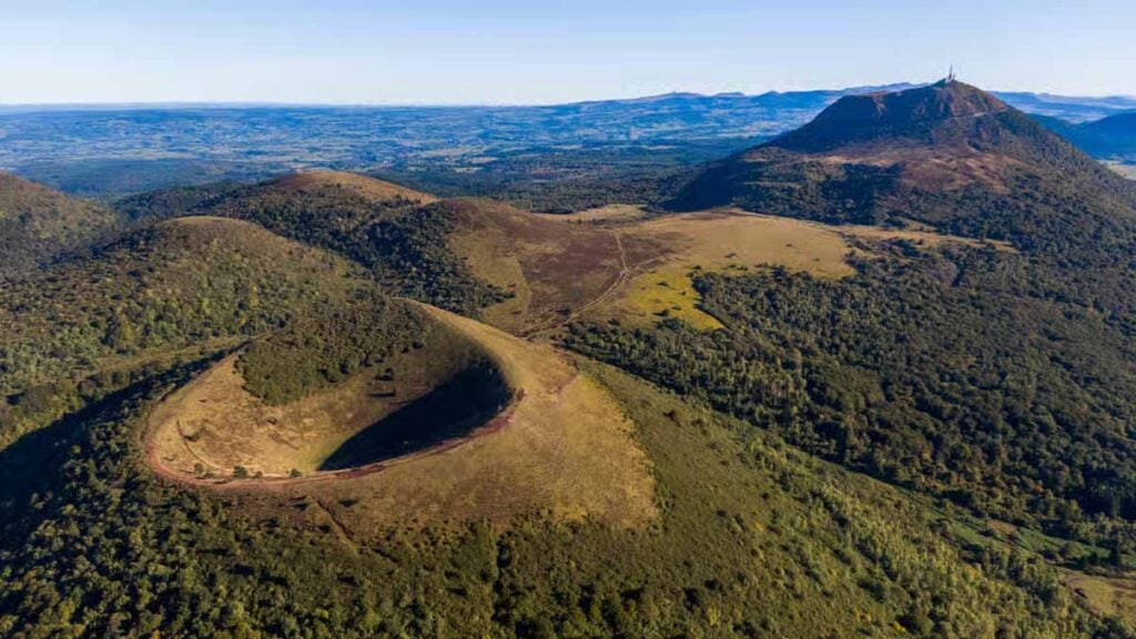 Un ancien volcan éteint en Auvergne révèle des signes d’activité magnétique, ce genre de réveil peut surprendre tout le monde selon les spécialistes