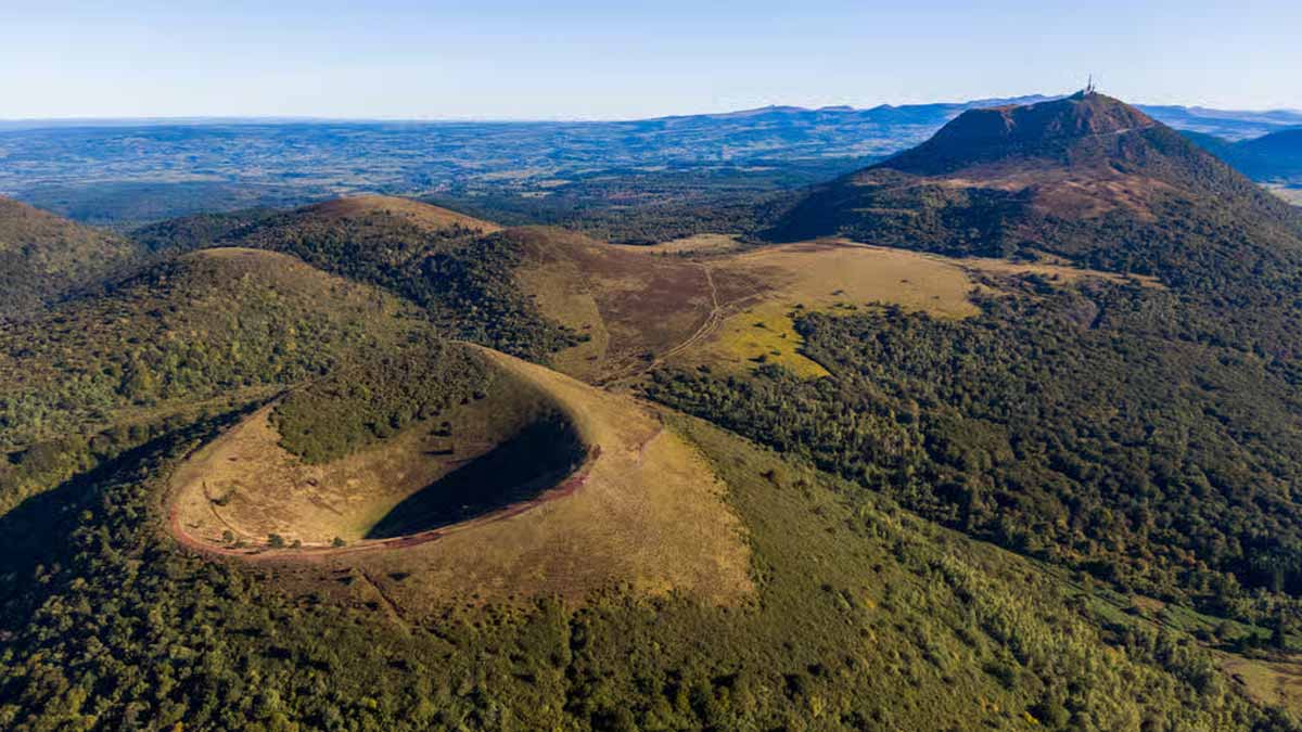 Un ancien volcan éteint en Auvergne révèle des signes d’activité magnétique, ce genre de réveil peut surprendre tout le monde selon les spécialistes