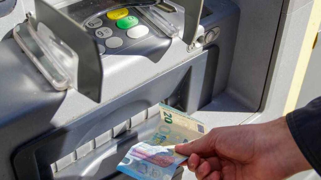 argent oublié distributeur automatique