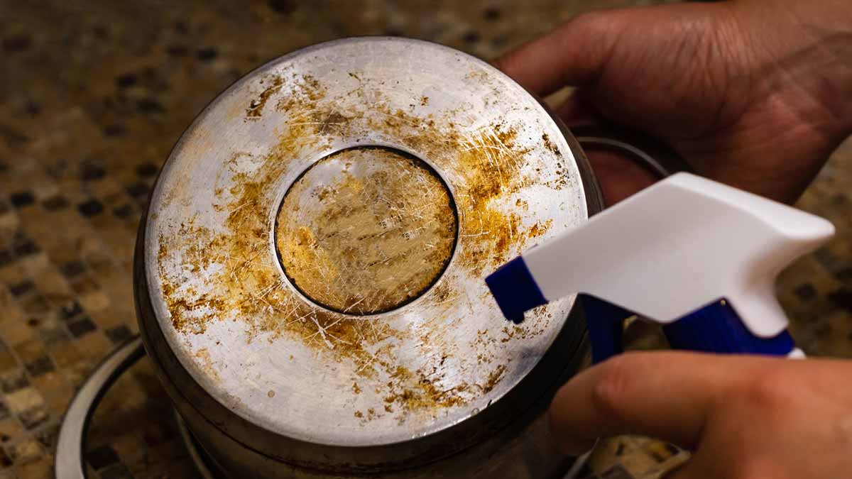 Ces 2 ingrédients décrassent vos casseroles noircies et les rendent comme neuves sans effort