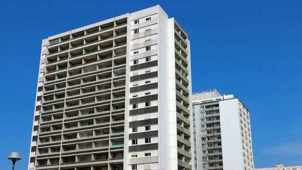 C’est acté par le gouvernement : il n’est désormais plus possible d’avoir un logement social au-delà de cette somme en 2025
