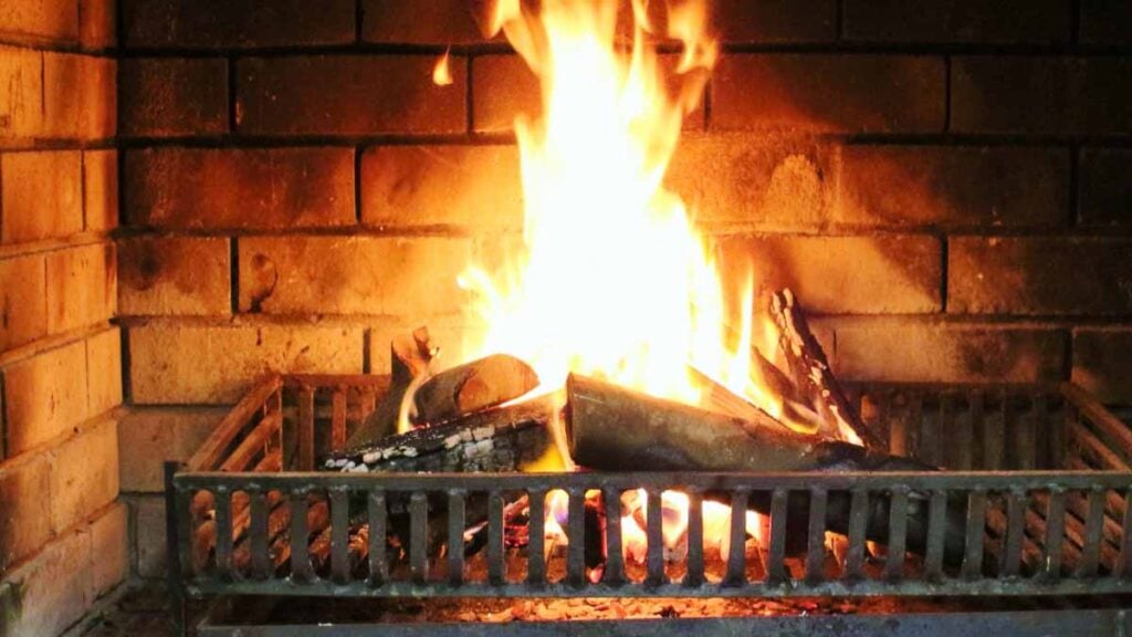 Chauffage au bois interdit à partir de 2027 : découvrez la liste officielle (et exhaustive) des appareils concernés