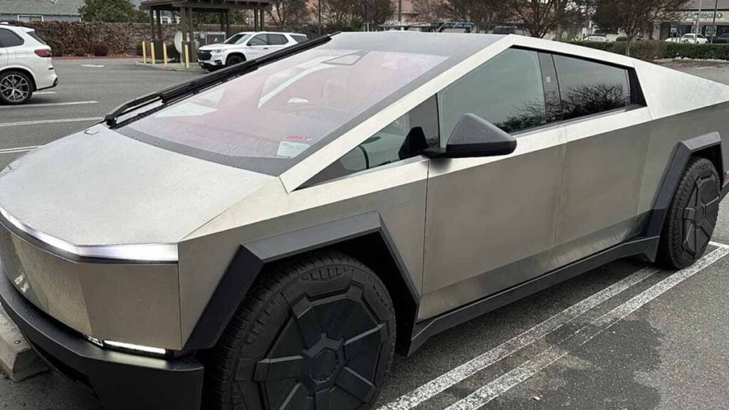 Il a abandonné son Tesla Cybertruck branché et est parti en vacances : à son retour deux semaines plus tard, le pick-up ne démarrait plus