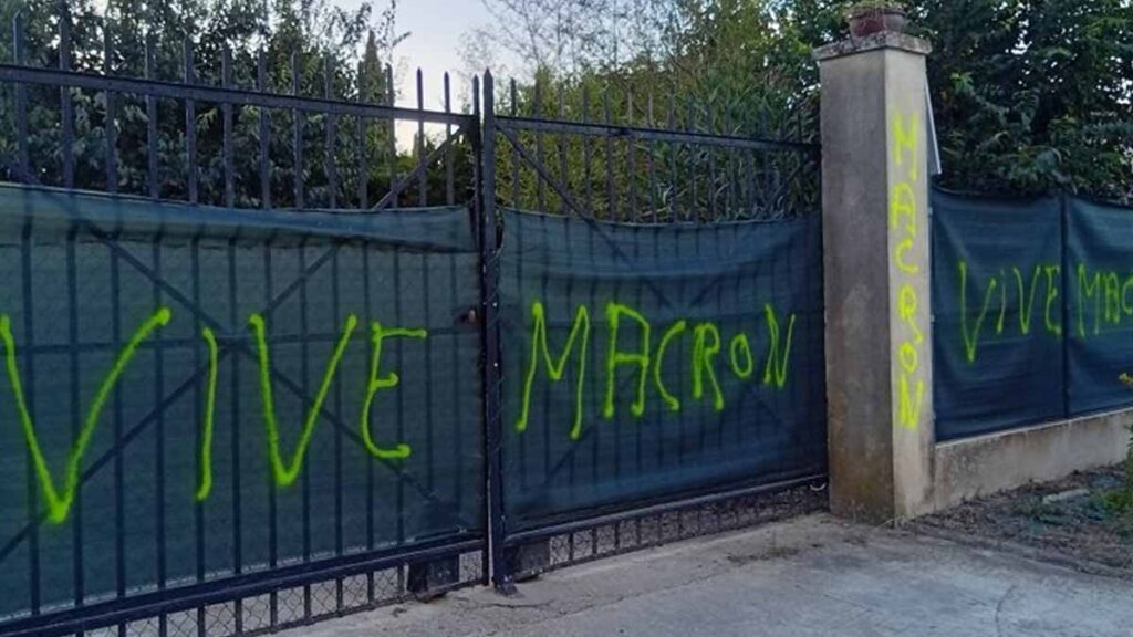 inscriptions Vive Macron