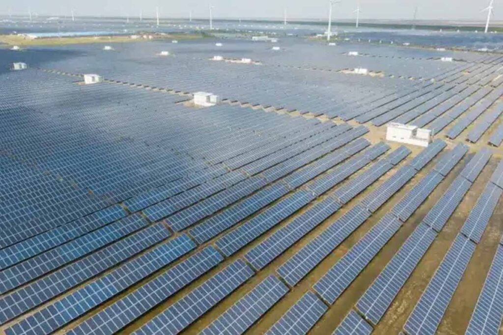 La Chine a produit tellement de panneaux solaires qu’elle a fait chuter leurs prix : elle veut immédiatement fermer des usines pour sauver son industrie