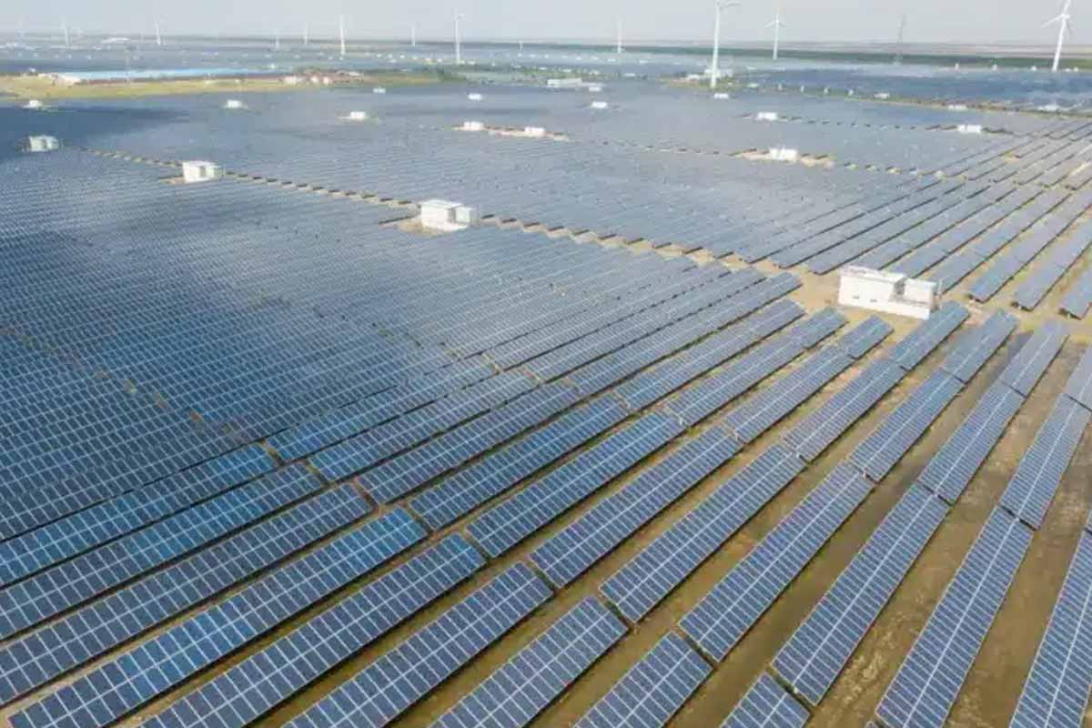La Chine a produit tellement de panneaux solaires qu’elle a fait chuter leurs prix : elle veut immédiatement fermer des usines pour sauver son industrie