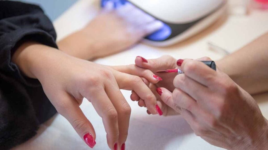 La plupart des vernis à ongles semi-permanents sont bannis dès ce lundi : voici pourquoi