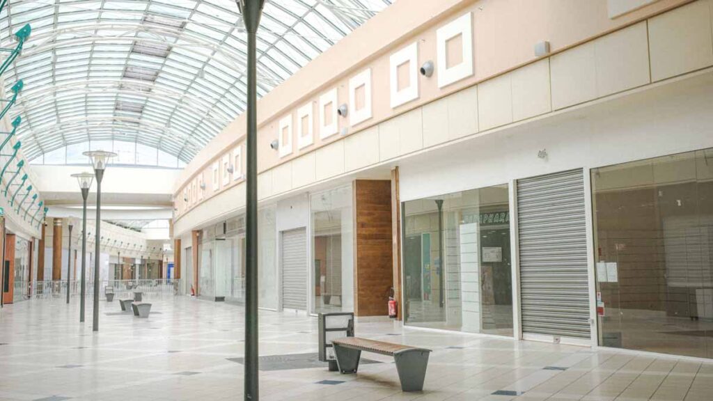 « Le samedi à remplir le chariot, c’est fini… » : comment les centres commerciaux se transforment en galeries fantômes