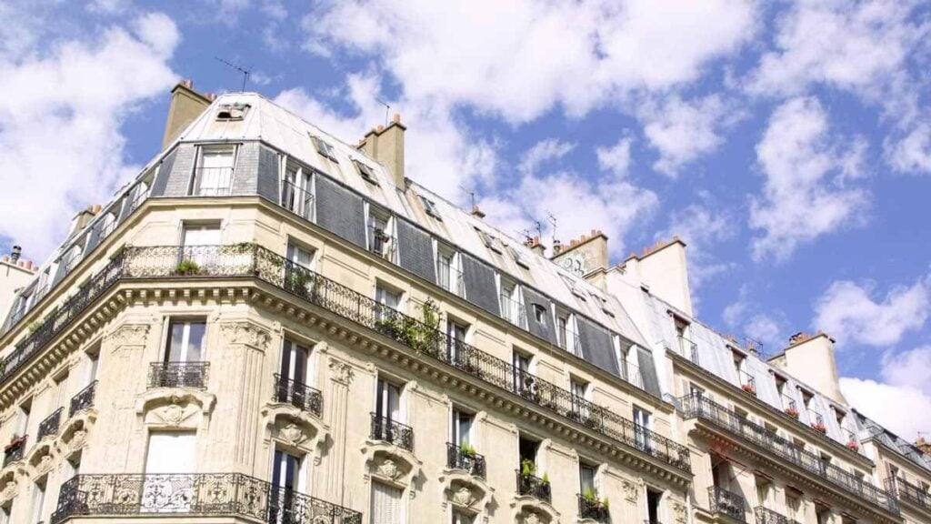 Logements minuscules : le Conseil d’État bannit la location des biens avec seulement 1,80 m sous plafond