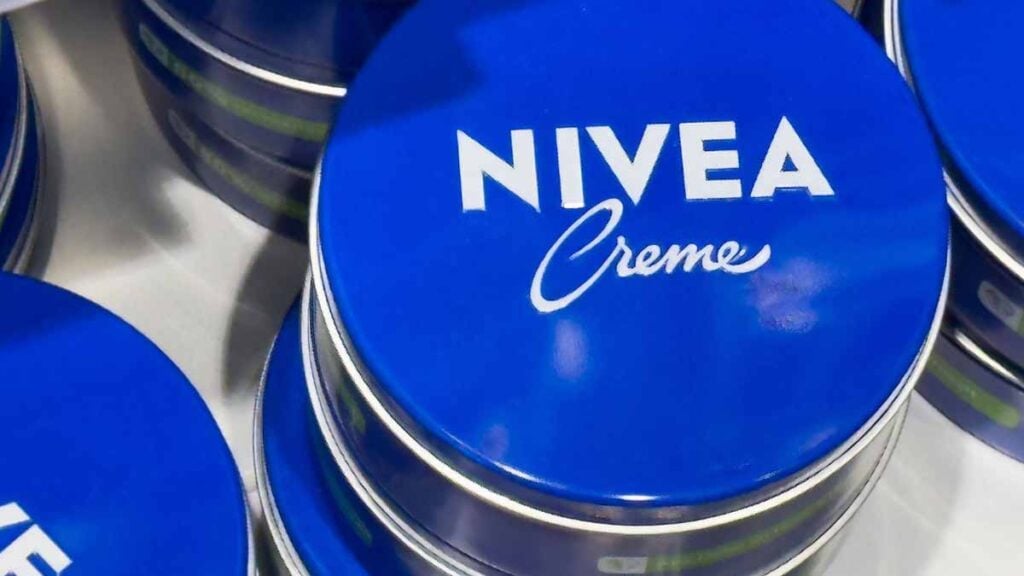 Nivea : « Je suis dermatologue et j’ai décortiqué la composition de la crème bleue, voici mon avis sincère »