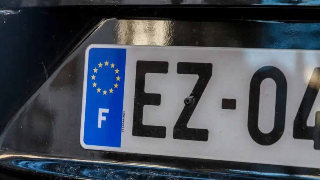 plaque d’immatriculation non conforme