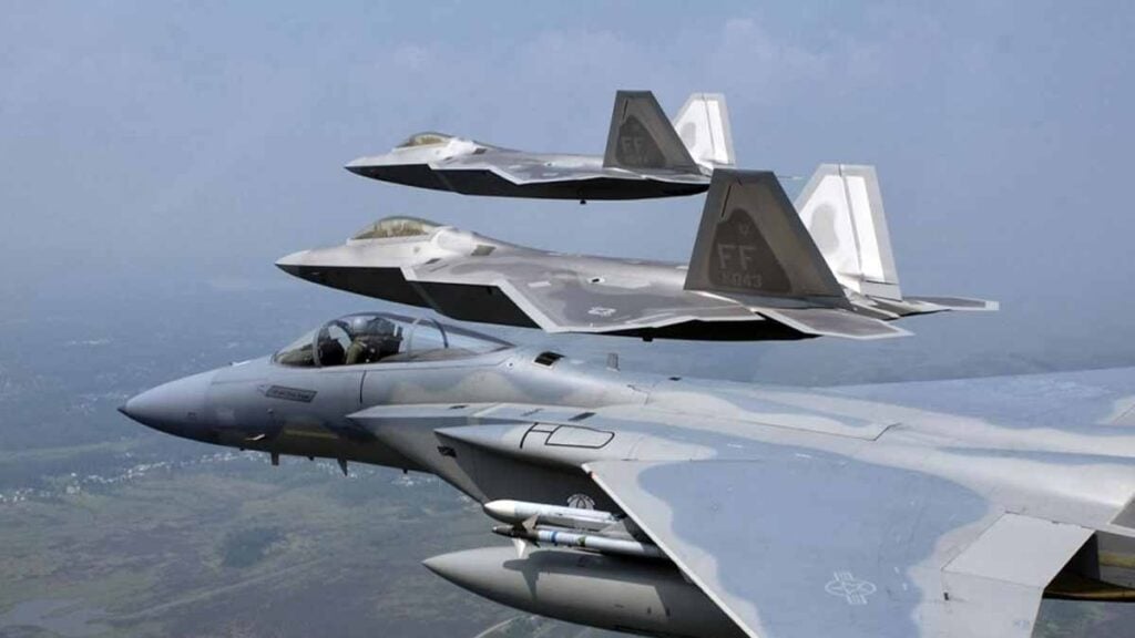 « Probablement des F-15, F-16, F-22 et F-35 » : des dizaines d’avions américains se dirigent précipitamment vers le Moyen-Orient Déplacement armée américaine
