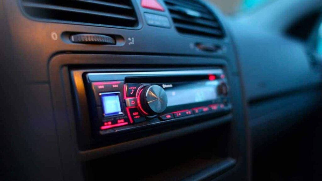 La radio dans les voitures, c’est fini : terrible nouvelle pour les automobilistes français, une décision justifiée par « une conduite plus sûre »